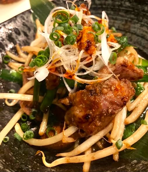 ROOTSnoge's tweet photo. 本日のおすすめ「国産フレッシュレバーを使ったレバニラ炒め」です！ 新鮮なレバーと香ばしいタレ、シャキシャキ野菜がお酒にぴったり。サク飲みや晩酌にぜひどうぞ！
📍桜木町駅すぐ/17:30〜26:00 
#桜木町 #野毛 #野毛飲み #旬彩ダイニングROOTS #レバニラ https://t.co/9hxcje5X22