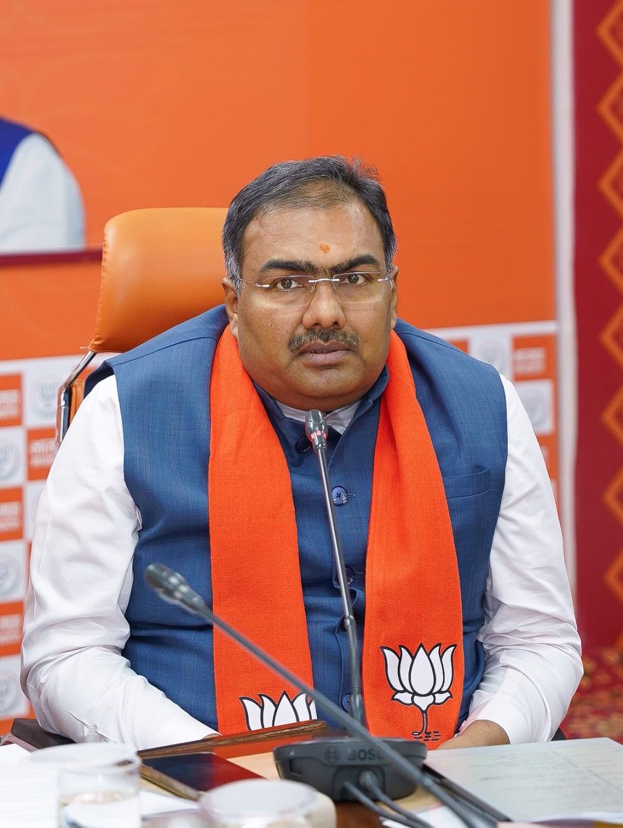 chshekharbjp's tweet photo. आगमी संगठनात्मक अभियान हेतु भाजपा प्रदेश पदाधिकारी,संभाग प्रभारी एवं मोर्चा अध्यक्षों की बैठक में रहना हुआ।

@BJP4MP @Hkhandelwal1964 @BjpBiplab @rekhavermabjp https://t.co/4W9T1bqjnZ