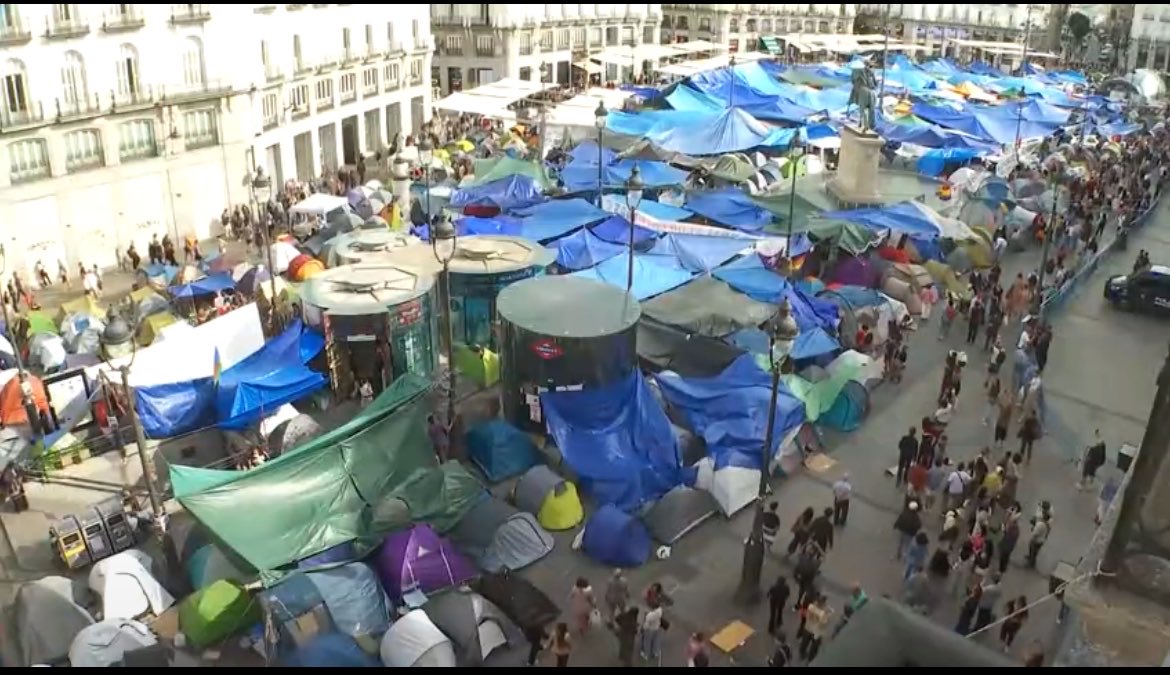 FernandoHValls's tweet photo. La acampada de Sol no solo no ha decaído, en este momento ocupa prácticamente toda la plaza. 24 horas para que comience el debate sobre los decretos de vivienda. https://t.co/3grpkJ3STI