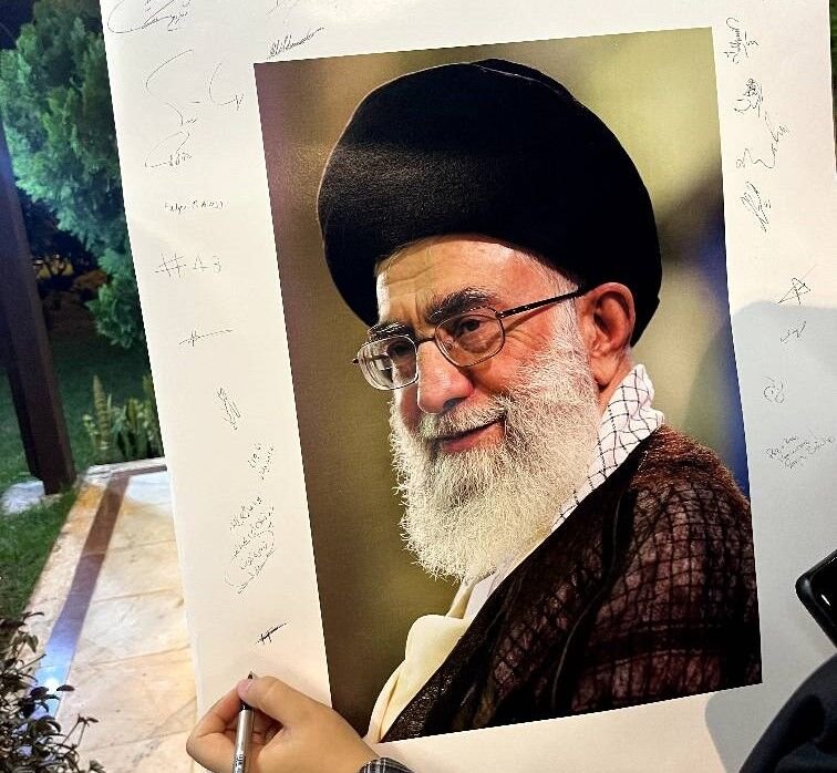 kosaresmailpur's tweet photo. بعضی‌ها رفتنشان شروع است، نه پایان.
رهبر شهید ایران، فقط یک نام نبود؛ یک درس بود: ایستادن، ساده‌زیستن و فدا کردن خود برای مردم.
اگر امروز نیست، اما راهش هنوز زنده است.

تو کدام درسش را در زندگی‌ات پیاده کردی؟ https://t.co/1i03CunTKi