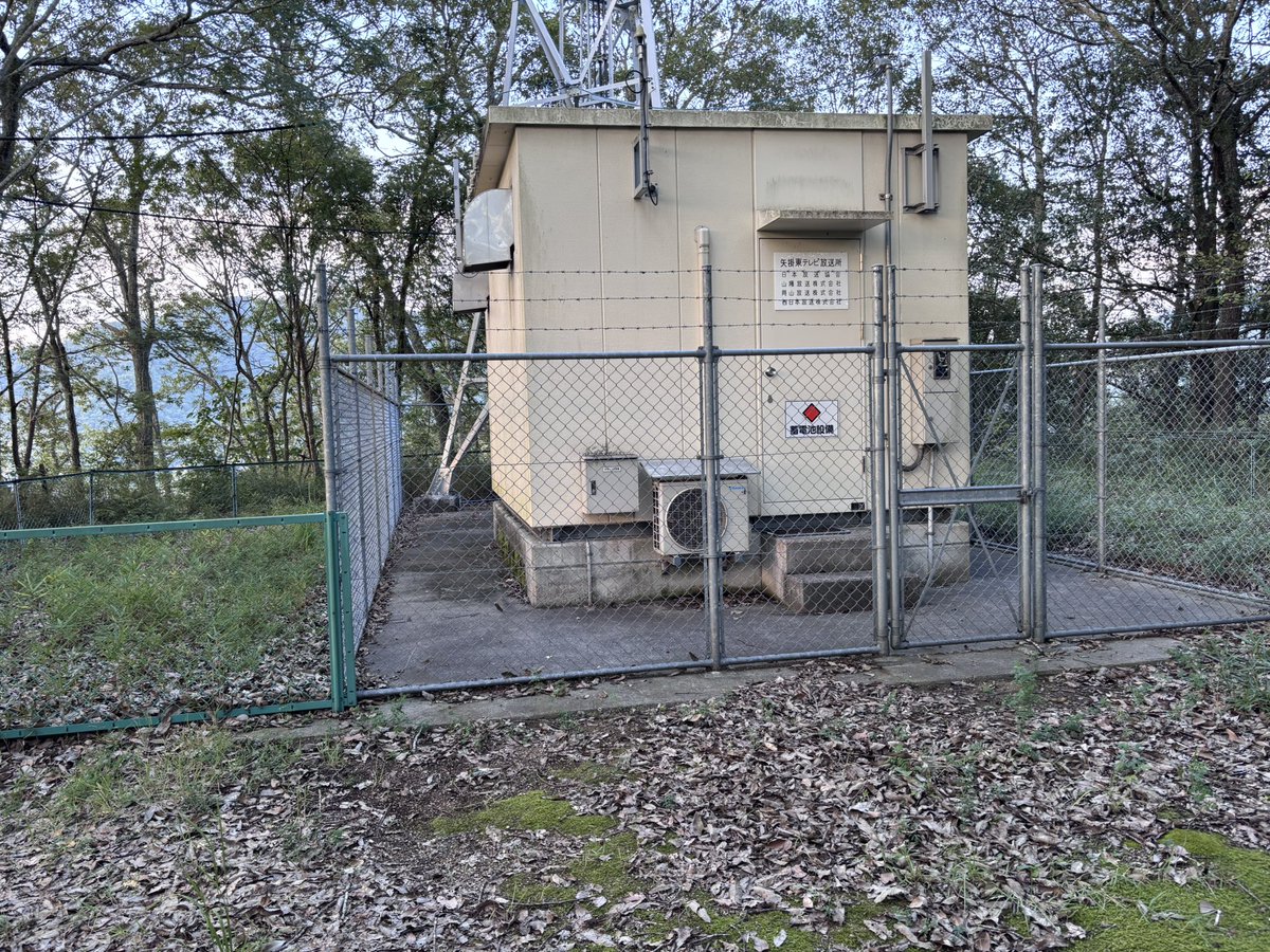 SiloVine's tweet photo. 備中・矢掛茶臼山城(下山済)

毛利元就の四男元清が猿掛城から移してきた城だが翌年には桜尾城へ移っている。
かなり広い城域だが、テレビ放送所、鉄塔、神社などが建ち、どこまでが当時の地形なのかよく分からない

本日はここまで

放送所の建つ主郭、主郭下の石積
三の丸、本丸北にある切通(堀切？) https://t.co/U5VU6lMm7Z