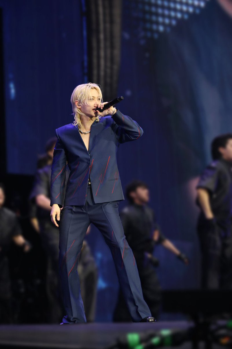 sunshine0558936's tweet photo. 니콜라형님이 무대의상 많이 만들어주셨는데 내 베스트는 파리콘에서만 입은 저 파란 수트임ㅠㅠ
이거 입은 모습 진짜 보고 싶었는데 파리콘때만 입음ㅠㅠ

FELIX ICONE DE LA MODE
#FELIXxLVSS27  #FELIX
@LouisVuitton https://t.co/WHEFiSKe4d