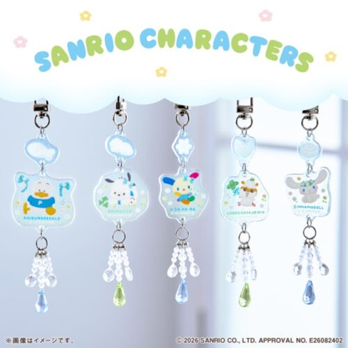 shimapatobu's tweet photo. ファミマ「サンリオ」コラボ！『サンリオキャラクターズ サンキャッチャー風ビーズ付きアクリルキーホルダー』が2026年10月2日（金）より新発売！

https://t.co/GAqffb4mNE

＃サンリオ　＃ファミマ　＃ファミリーマート

青空の下でなかよく過ごすサンリオキャラクターたちがかわいい、キラキラのビーズがついたサンキャッチャー風のアクリルキーホルダーです。

【種類数】
全5種
あひるのペックル
ポチャッコ
ウサハナ
コロコロクリリン
シナモロール