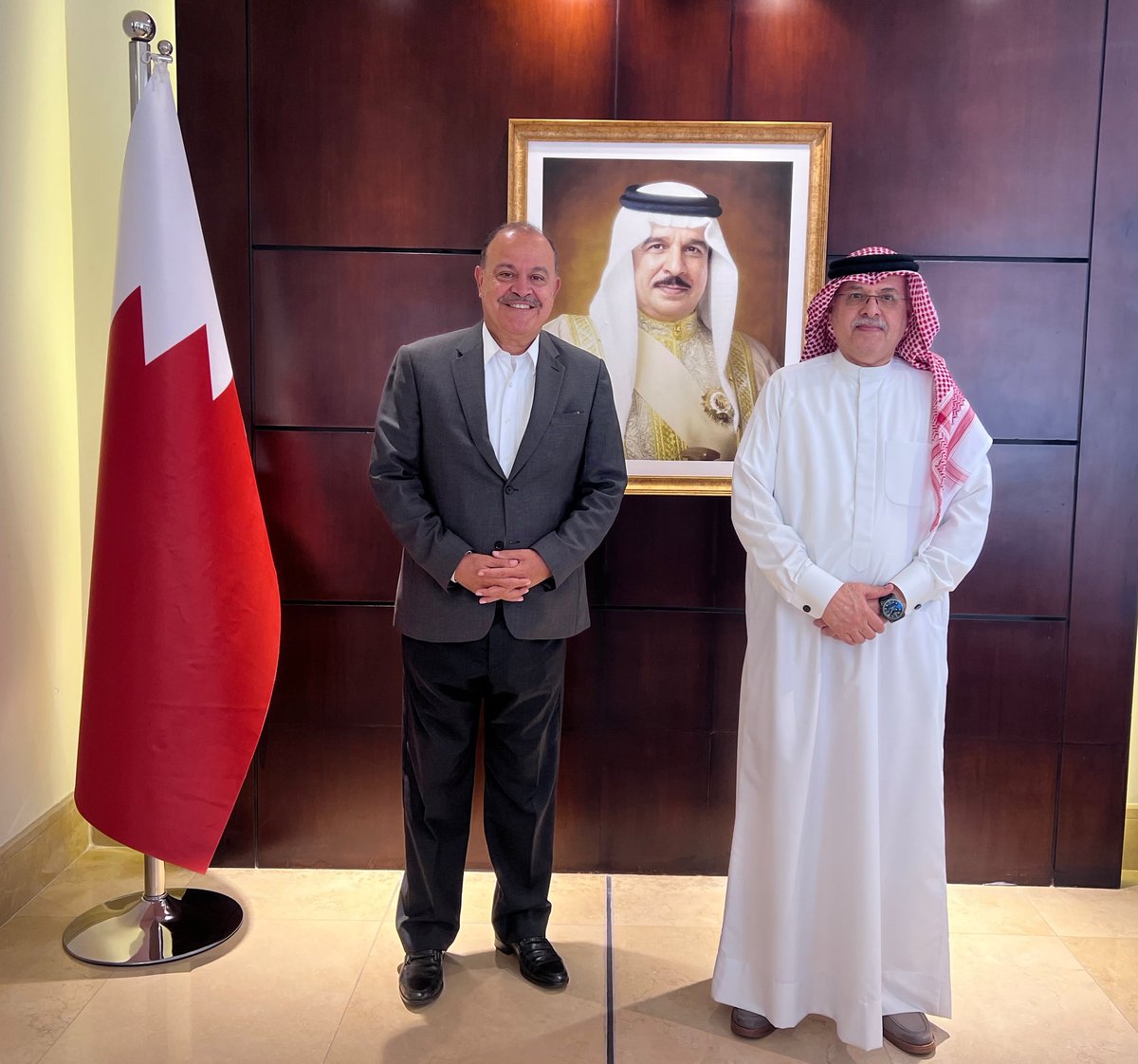 BahrainEmbJO's tweet photo. إستقبل سعادة السفير الشيخ خليفة بن عبدالله بن حمد آل خليفة، معالي السيد حسين هزاع المجالي عضو مجلس الأعيان الأردني، وجرى خلال اللقاء استعراض سبل تعزيز علاقات التعاون بين البلدين الشقيقين، وبحث عدد من الموضوعات ذات الاهتمام المشترك. https://t.co/Nh7i3DmZW5
