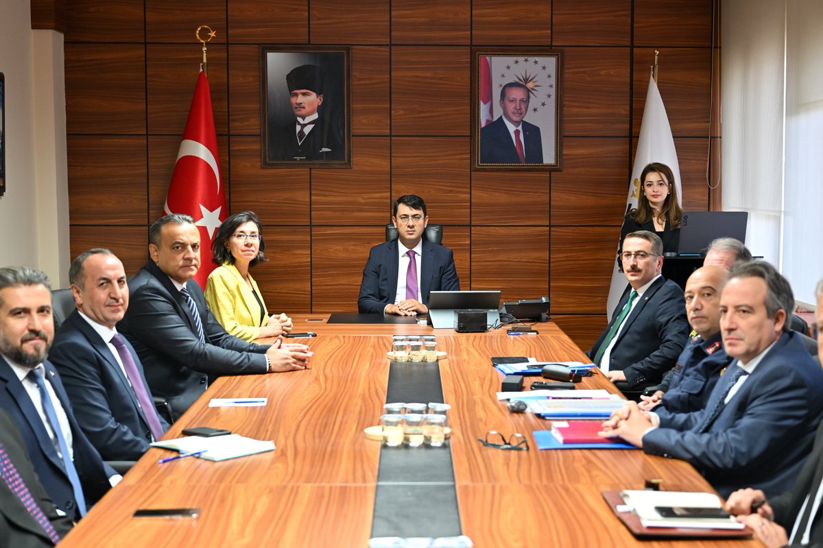 TC_UsakValiligi's tweet photo. Valimiz Dr. Serdar Kartal’ın başkanlığında, ilgili kurum ve kuruluşların temsilcilerinin katılımıyla “Çocukların Eğitim Süreçlerinin Güvenliğine İlişkin İş Birliği Protokolü İl Yürütme Kurulu Tanıtım Toplantısı” gerçekleştirildi.

Toplantıda; çocuklarımızın eğitim süreçlerinin güvenliğinin sağlanması, okul ve çevrelerinde güvenlik tedbirlerinin etkin ve koordineli şekilde yürütülmesi ile kurumlar arası iş birliğinin güçlendirilmesine yönelik çalışmalar değerlendirildi. Protokol kapsamında İl Yürütme Kurulunun görev ve sorumlulukları, kurumların yürüteceği çalışmalar ve uygulama esasları ele alındı.

Çocuklarımızın huzur ve güven içerisinde eğitimlerini sürdürebilmeleri için tüm kurumlarımızla iş birliği içerisinde çalışmaya devam ediyoruz.