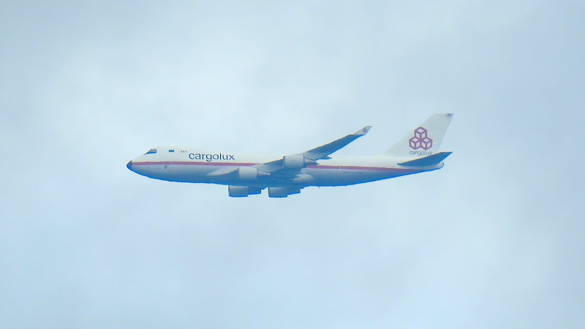 EHSBspotter's tweet photo. When I first aimed my lens at this Cargolux Boeing 747-4EVF(ER), I was unaware it would be the retro livery -- a great surprise!

This is #CLX492 which just landed at Amsterdam from Nairobi Jomo Kenyatta. 

#NLspot https://t.co/HSj6Ad0fsr