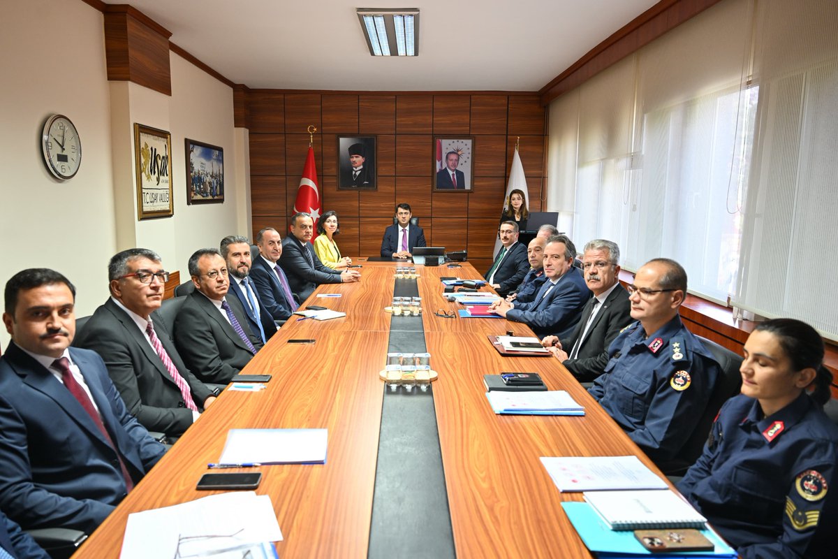 TC_UsakValiligi's tweet photo. Valimiz Dr. Serdar Kartal’ın başkanlığında, ilgili kurum ve kuruluşların temsilcilerinin katılımıyla “Çocukların Eğitim Süreçlerinin Güvenliğine İlişkin İş Birliği Protokolü İl Yürütme Kurulu Tanıtım Toplantısı” gerçekleştirildi.

Toplantıda; çocuklarımızın eğitim süreçlerinin güvenliğinin sağlanması, okul ve çevrelerinde güvenlik tedbirlerinin etkin ve koordineli şekilde yürütülmesi ile kurumlar arası iş birliğinin güçlendirilmesine yönelik çalışmalar değerlendirildi. Protokol kapsamında İl Yürütme Kurulunun görev ve sorumlulukları, kurumların yürüteceği çalışmalar ve uygulama esasları ele alındı.

Çocuklarımızın huzur ve güven içerisinde eğitimlerini sürdürebilmeleri için tüm kurumlarımızla iş birliği içerisinde çalışmaya devam ediyoruz.