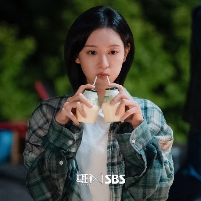 infodrakor_id's tweet photo. makan tetep nomer 1 ya bu dokter 🤣

cocok nih gye soojung ketemu oh yi young https://t.co/PGDUoqwd3L