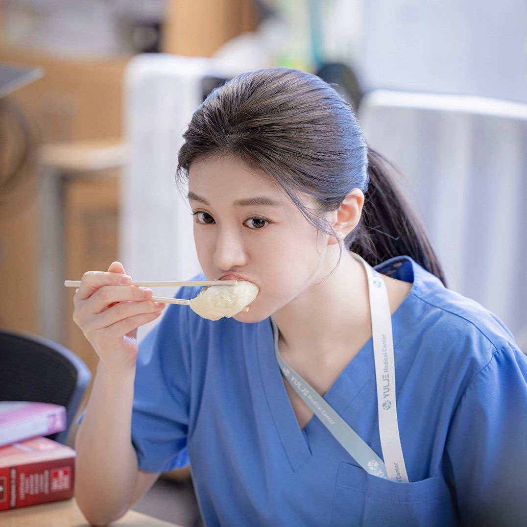 infodrakor_id's tweet photo. makan tetep nomer 1 ya bu dokter 🤣

cocok nih gye soojung ketemu oh yi young https://t.co/PGDUoqwd3L