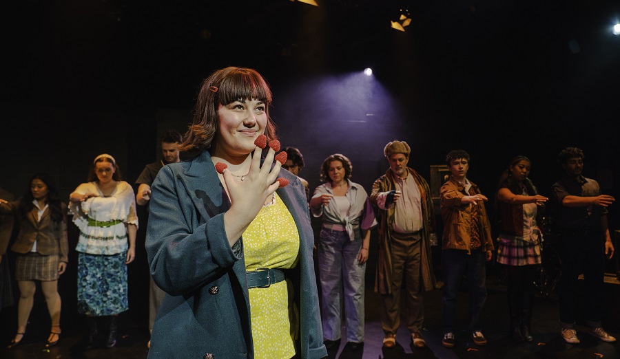 DrewRowsome's tweet photo. Amelie: a delightfully quirky musical https://t.co/1mt4wa81Tp #theaTO #musical #ShiftingGroundCollective @NativeEarth #Amelie #comedy #goldfish #puppets https://t.co/ZbKnO8uQU3