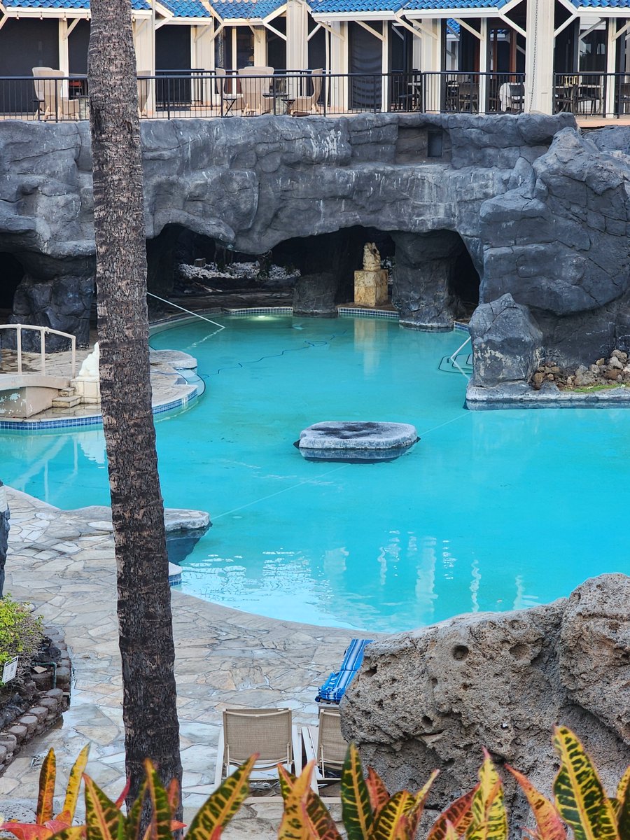 NiteOwlMN's tweet photo. Pretty fun pool. On the other side was a movie screen for watching movies at night next to the ocean. https://t.co/aXpfENiRWG