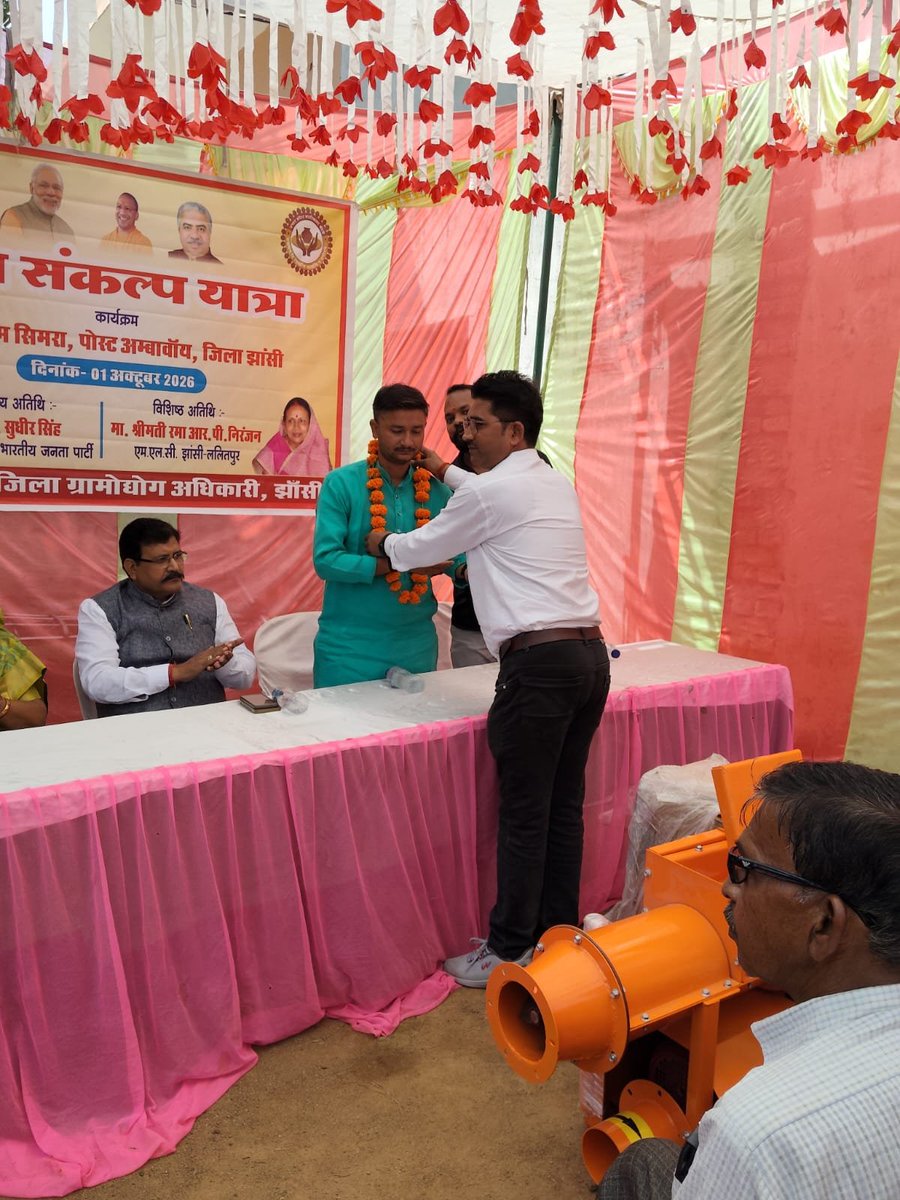1AnkitRajaYadav's tweet photo. आज सेवा संकल्प यात्रा के तहत ग्राम सिमरा में आयोजित कार्यक्रम में माटी कला बोर्ड द्वारा लाभान्वित प्रजापति समाज के लोगों से सम्वाद किया साथ ही उनको प्रमाण पत्रों का वितरण किया।
#Narendramodiji 
#dharampalsinghji https://t.co/I01Pj7PWUW