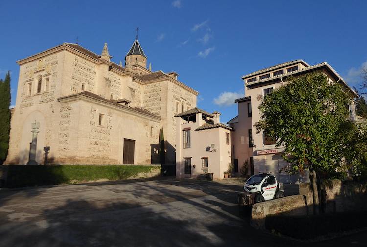 Eckersleyrtu's tweet photo. Caminando por las calles adoquinadas de Granada, el aroma de churros con chocolate flota en el aire, y la Alhambra se asoma suavemente entre los tejos rojos — momentos que guardo en el bolsillo de mi recuerdo https://t.co/O0q1yWpqR1