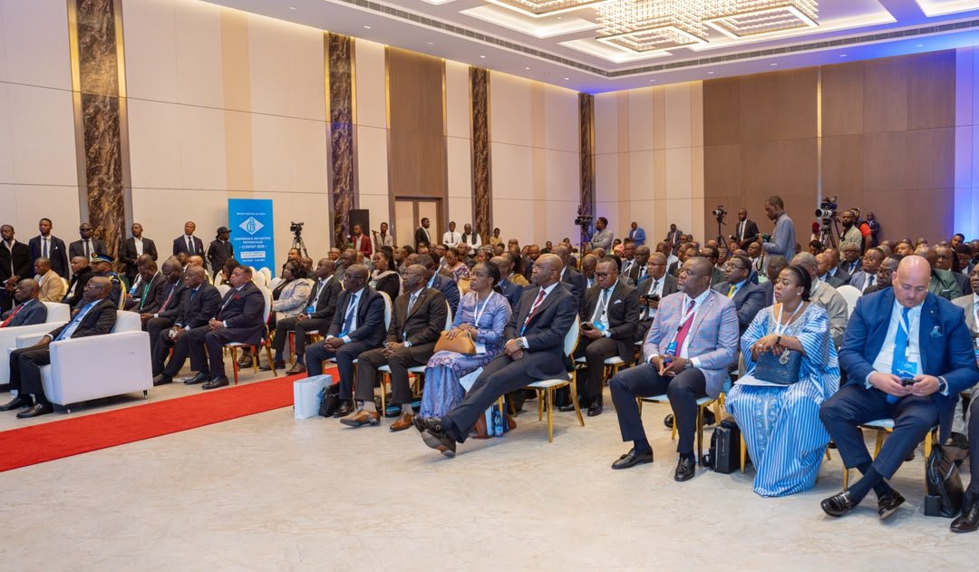NgaliTv25900's tweet photo. #CONFEP2026  à Kolwezi : « André Wameso @WamesoAndre appelle à faire des Entités Provinciales un véritable levier de performance, d’anticipation et de veille économique pour la @BCC_RDC »

La Banque Centrale du Congo (BCC) a ouvert, ce mercredi 30 septembre 2026 à Kolwezi, dans la province du Lualaba, les travaux de la Conférence des Entités Provinciales (CONFEP 2026). Ces assises sont consacrées au renforcement du réseau provincial de la BCC et s’inscrivent dans la mise en œuvre de son Plan stratégique 2026-2030.

La cérémonie d’ouverture s’est déroulée en présence notamment de la gouverneure du Lualaba, du Directeur Général en charge de la coordination des Entités Provinciales et du gouverneur de la BCC, André Wameso Nkualoloki.

Dans son discours, André Wameso a appelé à faire des Entités Provinciales de véritables leviers de performance, d’anticipation et d’efficacité pour l’Institut d’émission.

Le choix de Kolwezi, selon le gouverneur de la BCC, revêt une portée stratégique. Le Lualaba figure parmi les principaux pôles de l’activité économique du pays, notamment en raison de son poids dans le secteur minier. Pour la BCC, cette réalité constitue un cadre approprié pour réfléchir au rôle de ses structures provinciales dans l’observation des dynamiques économiques et financières du pays.

« Les yeux et les oreilles de la Banque Centrale sur le terrain »

André Wameso a insisté sur la nécessité de renforcer la présence territoriale de la BCC. Il a estimé que la modernisation de l’institution ne pouvait pas se limiter à son siège de Kinshasa.

« Une Banque Centrale moderne au niveau du Siège, mais insuffisamment performante dans les provinces, ne pourrait être considérée comme véritablement moderne », a-t-il souligné.

Le thème de la CONFEP 2026 porte ainsi sur la transformation des Entités Provinciales en un réseau « performant, résilient, innovant et digitalisé », au service de la souveraineté monétaire, de la stabilité financière et de l’inclusion financière.

Pour le gouverneur, les Entités Provinciales doivent dépasser leur fonction de simples représentations administratives. Il les a décrites comme « les yeux et les oreilles de la Banque Centrale sur le terrain », appelées à observer les réalités locales, recueillir les informations utiles et contribuer à l’action de l’Institut d’émission.

Vers des « capteurs économiques »

La BCC veut également renforcer la capacité de ses structures provinciales à analyser les évolutions économiques locales et à faire remonter rapidement des informations fiables vers les centres de décision.

Les Entités Provinciales sont ainsi appelées à devenir de véritables « capteurs économiques », capables d’identifier les évolutions et les signaux faibles susceptibles d’intéresser la Banque Centrale.

Dans cette perspective, les travaux de la CONFEP portent notamment sur les procédures, les compétences, les outils de travail, les performances et les difficultés opérationnelles rencontrées dans les provinces.

L’objectif affiché est de construire un réseau territorial répondant à quatre exigences : performance, résilience, innovation et digitalisation.

La dimension humaine au cœur de la transformation

André Wameso a également insisté sur le rôle des ressources humaines dans le processus de modernisation de la BCC.

Pour lui, la transformation de l’institution ne peut être réduite à l’acquisition d’équipements ou à la digitalisation des procédures. Elle doit également s’accompagner d’une évolution des pratiques professionnelles, des compétences et de la culture de responsabilité.

« La véritable transformation est d’abord une transformation des femmes et des hommes », a-t-il déclaré.

Le gouverneur a, par ailleurs, appelé à renforcer l’unité institutionnelle entre le siège et les Entités Provinciales.

« Il n’existe qu’une seule Banque Centrale du Congo. Une seule Institution. Un seul mandat...