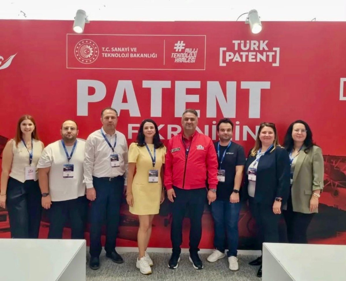 HituKurumsal's tweet photo. Hitit Üniversitesi TTO AŞ, TÜRKPATENT ISIF’26 Uluslararası Buluş Fuarı’nda üniversitemizde geliştirilen patent ve faydalı modelleri ziyaretçilerle buluşturuyor.

TTO AŞ standını ziyaret eden Sanayi ve Teknoloji Bakan Yardımcısı Muhammet Kasım Gönüllü ile Türk Patent ve Marka Kurumu Başkanı Prof. Dr. Muhammed Zeki Durak'a patent ve faydalı modellerimiz ile fikri ve sınai mülkiyet alanında yürütülen çalışmalar hakkında bilgi verildi.

✍️ https://t.co/0XIU8UkTKF

#HititÜniversitesi @ProfAliOzturk @mzekidurak @mkgonullu @ttohitit