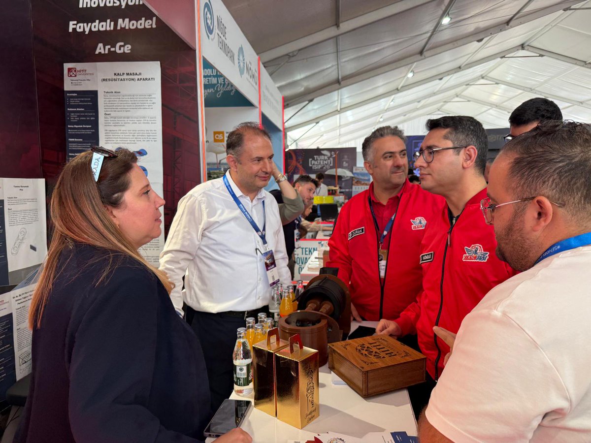 HituKurumsal's tweet photo. Hitit Üniversitesi TTO AŞ, TÜRKPATENT ISIF’26 Uluslararası Buluş Fuarı’nda üniversitemizde geliştirilen patent ve faydalı modelleri ziyaretçilerle buluşturuyor.

TTO AŞ standını ziyaret eden Sanayi ve Teknoloji Bakan Yardımcısı Muhammet Kasım Gönüllü ile Türk Patent ve Marka Kurumu Başkanı Prof. Dr. Muhammed Zeki Durak'a patent ve faydalı modellerimiz ile fikri ve sınai mülkiyet alanında yürütülen çalışmalar hakkında bilgi verildi.

✍️ https://t.co/0XIU8UkTKF

#HititÜniversitesi @ProfAliOzturk @mzekidurak @mkgonullu @ttohitit