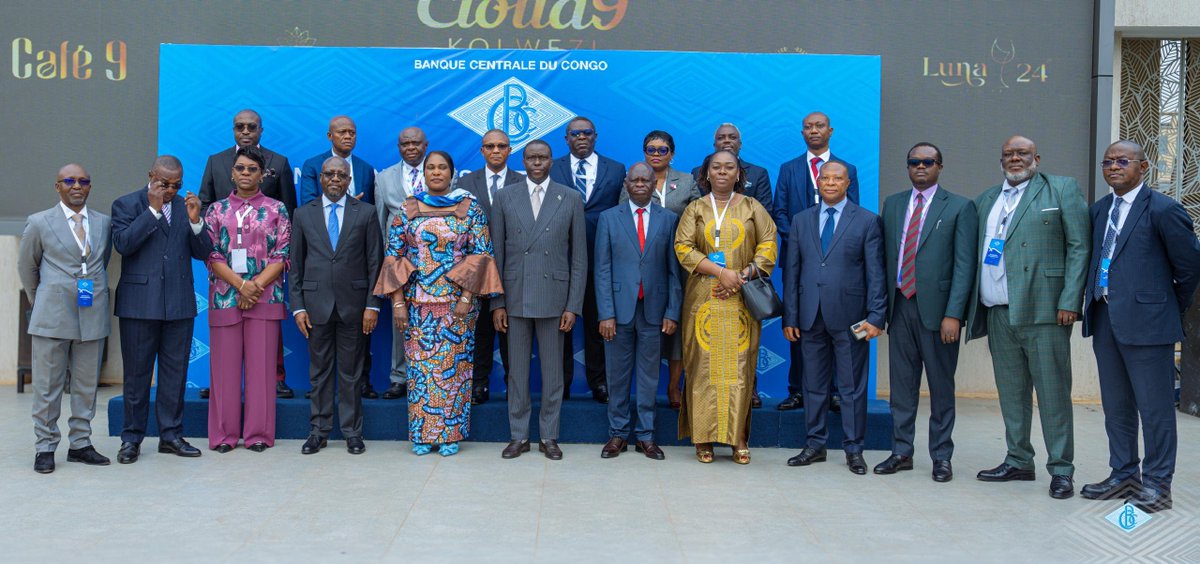 NgaliTv25900's tweet photo. #CONFEP2026  à Kolwezi : « André Wameso @WamesoAndre appelle à faire des Entités Provinciales un véritable levier de performance, d’anticipation et de veille économique pour la @BCC_RDC »

La Banque Centrale du Congo (BCC) a ouvert, ce mercredi 30 septembre 2026 à Kolwezi, dans la province du Lualaba, les travaux de la Conférence des Entités Provinciales (CONFEP 2026). Ces assises sont consacrées au renforcement du réseau provincial de la BCC et s’inscrivent dans la mise en œuvre de son Plan stratégique 2026-2030.

La cérémonie d’ouverture s’est déroulée en présence notamment de la gouverneure du Lualaba, du Directeur Général en charge de la coordination des Entités Provinciales et du gouverneur de la BCC, André Wameso Nkualoloki.

Dans son discours, André Wameso a appelé à faire des Entités Provinciales de véritables leviers de performance, d’anticipation et d’efficacité pour l’Institut d’émission.

Le choix de Kolwezi, selon le gouverneur de la BCC, revêt une portée stratégique. Le Lualaba figure parmi les principaux pôles de l’activité économique du pays, notamment en raison de son poids dans le secteur minier. Pour la BCC, cette réalité constitue un cadre approprié pour réfléchir au rôle de ses structures provinciales dans l’observation des dynamiques économiques et financières du pays.

« Les yeux et les oreilles de la Banque Centrale sur le terrain »

André Wameso a insisté sur la nécessité de renforcer la présence territoriale de la BCC. Il a estimé que la modernisation de l’institution ne pouvait pas se limiter à son siège de Kinshasa.

« Une Banque Centrale moderne au niveau du Siège, mais insuffisamment performante dans les provinces, ne pourrait être considérée comme véritablement moderne », a-t-il souligné.

Le thème de la CONFEP 2026 porte ainsi sur la transformation des Entités Provinciales en un réseau « performant, résilient, innovant et digitalisé », au service de la souveraineté monétaire, de la stabilité financière et de l’inclusion financière.

Pour le gouverneur, les Entités Provinciales doivent dépasser leur fonction de simples représentations administratives. Il les a décrites comme « les yeux et les oreilles de la Banque Centrale sur le terrain », appelées à observer les réalités locales, recueillir les informations utiles et contribuer à l’action de l’Institut d’émission.

Vers des « capteurs économiques »

La BCC veut également renforcer la capacité de ses structures provinciales à analyser les évolutions économiques locales et à faire remonter rapidement des informations fiables vers les centres de décision.

Les Entités Provinciales sont ainsi appelées à devenir de véritables « capteurs économiques », capables d’identifier les évolutions et les signaux faibles susceptibles d’intéresser la Banque Centrale.

Dans cette perspective, les travaux de la CONFEP portent notamment sur les procédures, les compétences, les outils de travail, les performances et les difficultés opérationnelles rencontrées dans les provinces.

L’objectif affiché est de construire un réseau territorial répondant à quatre exigences : performance, résilience, innovation et digitalisation.

La dimension humaine au cœur de la transformation

André Wameso a également insisté sur le rôle des ressources humaines dans le processus de modernisation de la BCC.

Pour lui, la transformation de l’institution ne peut être réduite à l’acquisition d’équipements ou à la digitalisation des procédures. Elle doit également s’accompagner d’une évolution des pratiques professionnelles, des compétences et de la culture de responsabilité.

« La véritable transformation est d’abord une transformation des femmes et des hommes », a-t-il déclaré.

Le gouverneur a, par ailleurs, appelé à renforcer l’unité institutionnelle entre le siège et les Entités Provinciales.

« Il n’existe qu’une seule Banque Centrale du Congo. Une seule Institution. Un seul mandat...