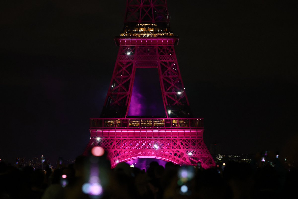 francediplo_EN's tweet photo. Pink October, known as “Octobre Rose” in France, is a campaign to raise awareness about breast cancer, promote screening and early detection, and support people affected by the disease.

The Eiffel Tower was lit up in pink as a symbol of solidarity and support for the fight against breast cancer. 🎀

📷 CAROLINE BRENIÈRE / AFPTV / AFP