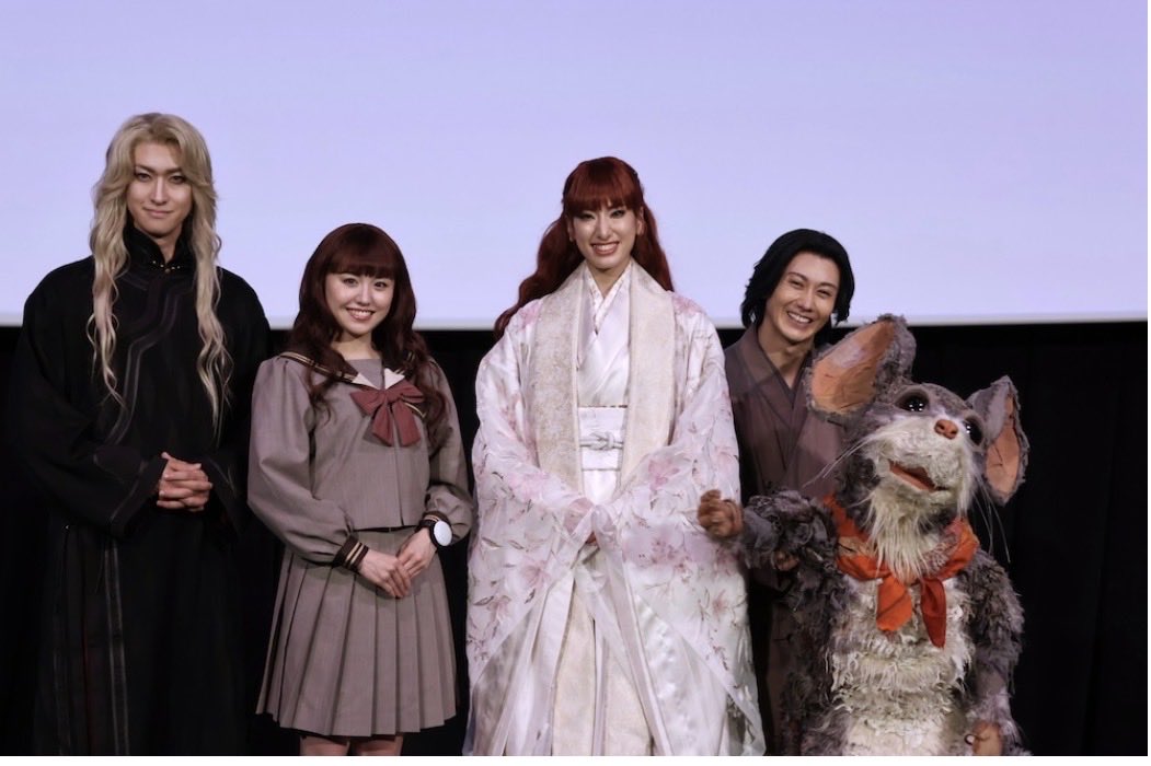 stagealivesuzu's tweet photo. 2027年アリーナライブ決定！ミュージカル『#十二国記 -月の影 影の海-』Blu-ray発売記念特別応援上映会レポートです！和気藹々のトークと大迫力の本編映��がアリーナライブへの期待をMAXに 是非ご覧下さい #柚香光 #加藤梨里香 #太田基裕  #相葉裕樹 https://t.co/4CbKyvgT1d https://t.co/jLznUpHNhQ
