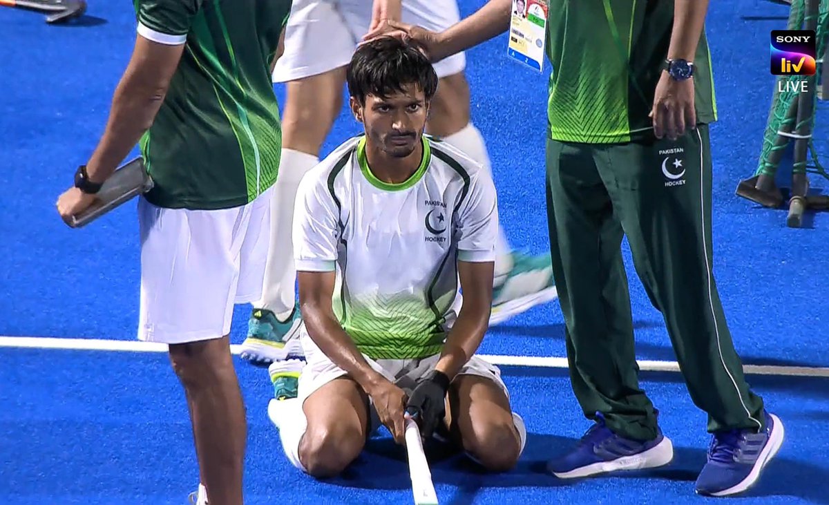 AjayJadeja171's tweet photo. Pakistani players are in tears after they got beaten by India 4-3 in semi final match 👇🏻 https://t.co/jP2Cvn0muk