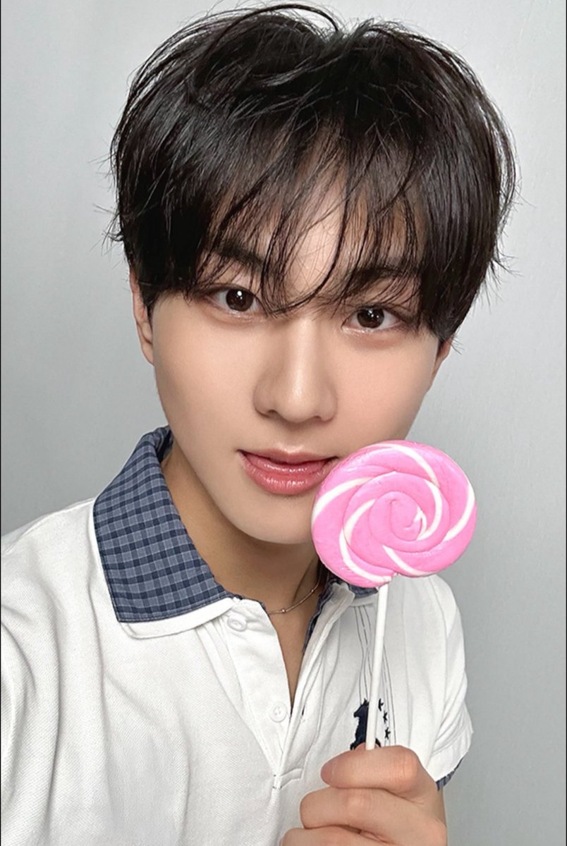 woncattos's tweet photo. THE TONGUEEE OUT AND POKE CHEEEK POSEE #JUNGWON #정원 https://t.co/cOzw6yYTmX