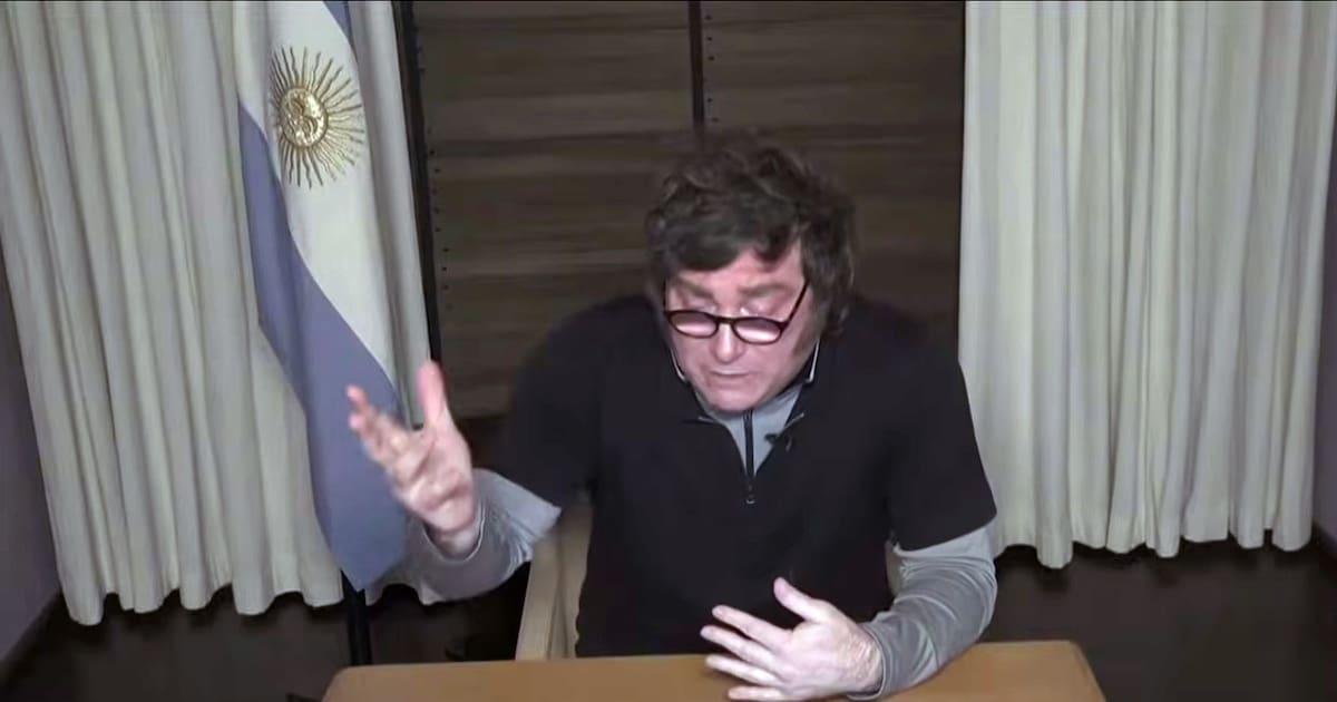 Cronistacom's tweet photo. Milei adelantó la disyuntiva de hierro de la política un año y un mes y la economía ahora solo mirará las encuestas. Empresas con la “V” de la victoria, consumo masivo en ascuas y sin pesos en la calle https://t.co/lyKkMgFFQx https://t.co/VMxWCZzQsB