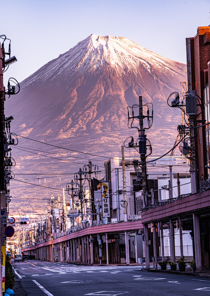 haskap1017's tweet photo. 富士市で撮る富士山は迫力が凄いです！ https://t.co/2IhfqSIeYB