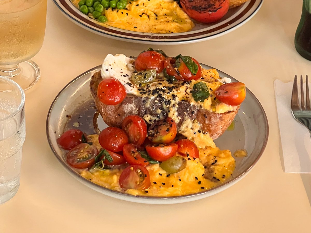 taguttyyy's tweet photo. 朝活ガチ勢な僕が東京モーニングで絶対的に
オススメしたい祐天寺の"ALLEY CAT"🍽️
ここのトマトと卵がたっぷりのったオープン
サンドやプレートがボリュームかなりあって
美味すぎるから何度もリピートしてる🥗
100円ショップをリノベしてて外観も可愛い！ https://t.co/aet4NOzglg