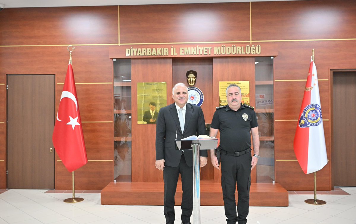 dbakirvalilik's tweet photo. 📍 Diyarbakır İl Emniyet Müdürlüğü

Valimiz Murat Zorluoğlu, İl  Emniyet  Müdürlüğünü ziyaret ederek, görevine yeni başlayan İl Emniyet Müdürü Murat Mutlu’ya başarılar diledi.

@vali_zorluoglu https://t.co/wkOGU3UJ6X