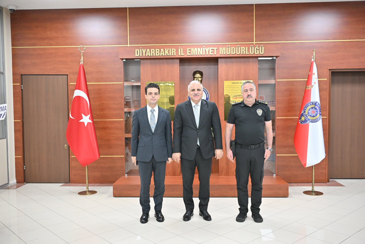 dbakirvalilik's tweet photo. 📍 Diyarbakır İl Emniyet Müdürlüğü

Valimiz Murat Zorluoğlu, İl  Emniyet  Müdürlüğünü ziyaret ederek, görevine yeni başlayan İl Emniyet Müdürü Murat Mutlu’ya başarılar diledi.

@vali_zorluoglu https://t.co/wkOGU3UJ6X