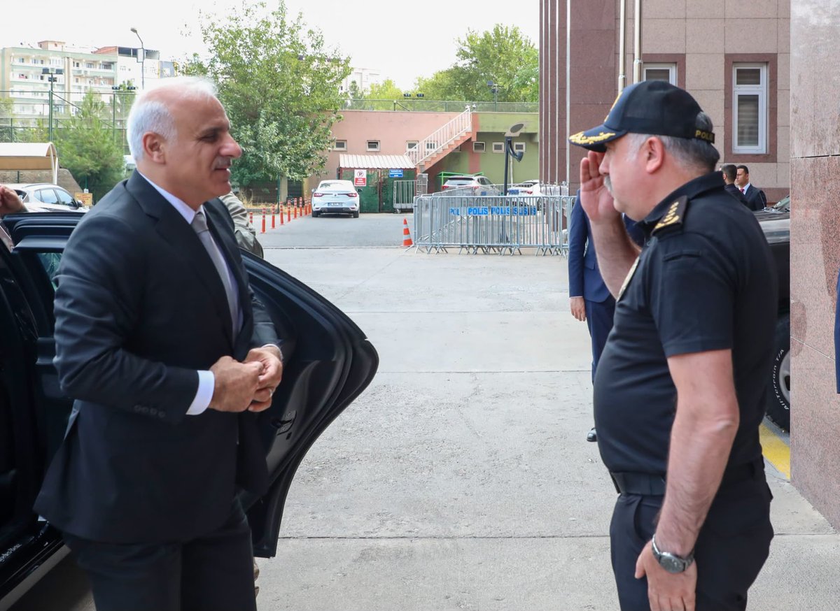 dbakirvalilik's tweet photo. 📍 Diyarbakır İl Emniyet Müdürlüğü

Valimiz Murat Zorluoğlu, İl  Emniyet  Müdürlüğünü ziyaret ederek, görevine yeni başlayan İl Emniyet Müdürü Murat Mutlu’ya başarılar diledi.

@vali_zorluoglu https://t.co/wkOGU3UJ6X
