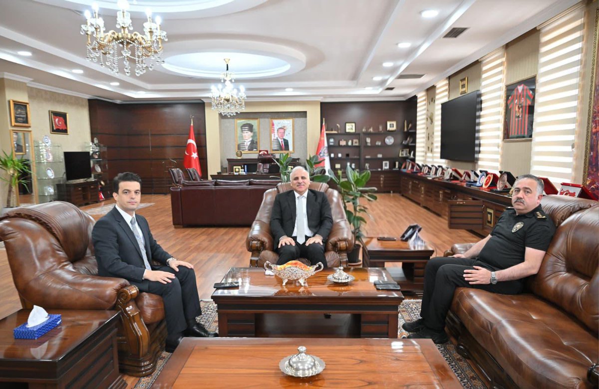 dbakirvalilik's tweet photo. 📍 Diyarbakır İl Emniyet Müdürlüğü

Valimiz Murat Zorluoğlu, İl  Emniyet  Müdürlüğünü ziyaret ederek, görevine yeni başlayan İl Emniyet Müdürü Murat Mutlu’ya başarılar diledi.

@vali_zorluoglu https://t.co/wkOGU3UJ6X