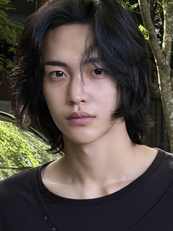 w1s2_nt's tweet photo. 맨얼굴수준 ㅈㄴ높아서 애국심같은게 벅차오름 
니얼굴공화국을 향하여 경례 https://t.co/NBcIVeFXS5