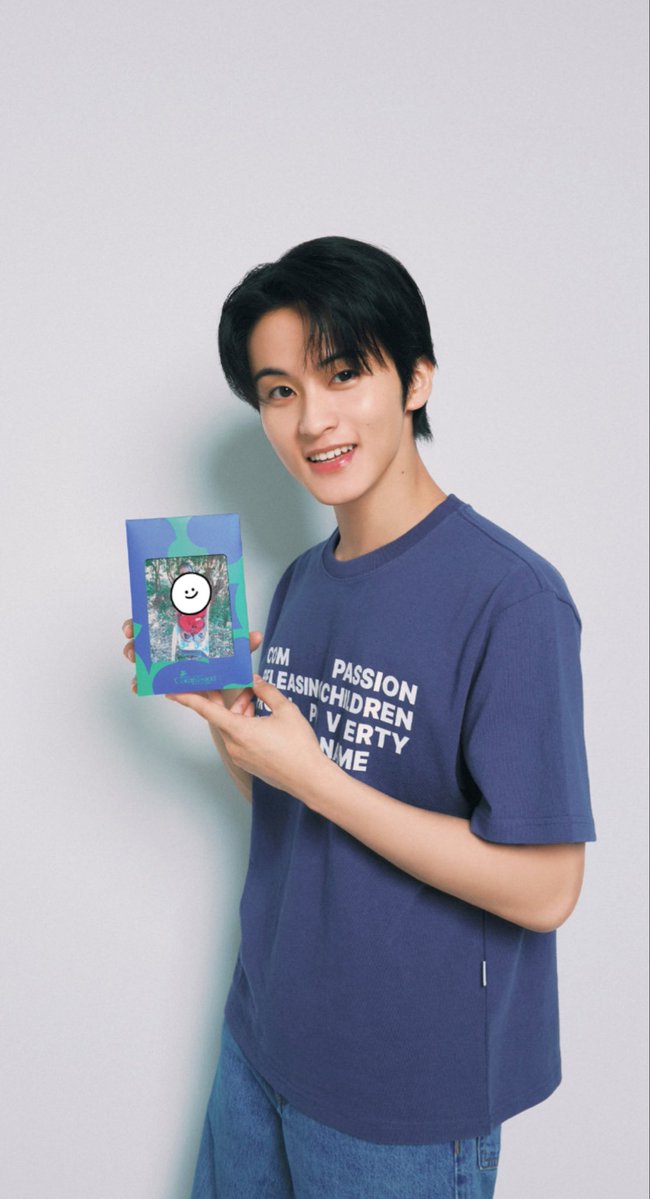 marklopsemangka's tweet photo. Q: aku ingin tahu mengapa kamu memilih program sponsor anak 1:1 di antara berbagai metode sponsor lainnya!

🐯: Seperti yang aku bilang di atas, aku ingin melakukan sesuatu yang baik. Tapi, aku rasa aku tidak tahu persis apa yang ingin aku lakukan. Jadi, aku mulai dengan mengirimkan uang ke tempat-tempat yang membutuhkan. Itu adalah proyek untuk membantu anak-anak yang menghadapi krisis pangan.

🐯: Kemudian, aku diperkenalkan dengan program sponsor anak 1:1. Awalnya, aku memiliki beberapa pemikiran seperti, "Apakah ini sesuatu yang dapat aku lakukan sekarang?" dan "Apakah aku siap?" Gagasan sponsor 1:1 terasa agak berat pada awalnya. Aku juga merasakan tanggung jawab.

🐯: Jadi, aku memikirkannya lama dan berdoa. Aku memutuskan untuk menjadi sponsornya karena aku ingin belajar tentang "cinta." Aku percaya cinta benar-benar penting dalam hidup kita, dan aku merasa bahwa menjadi sponsor Brian akan memungkinkan aku untuk benar-benar mempelajari cinta dan semangat berbagi.

mark lee 😭🫶🏻