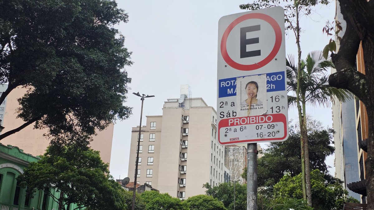 harleyquinnAV's tweet photo. algum morador de SP pra me explicar oq diabos são esses cartazes medonhos dessa chinesa? https://t.co/2ZJZHl2gpl