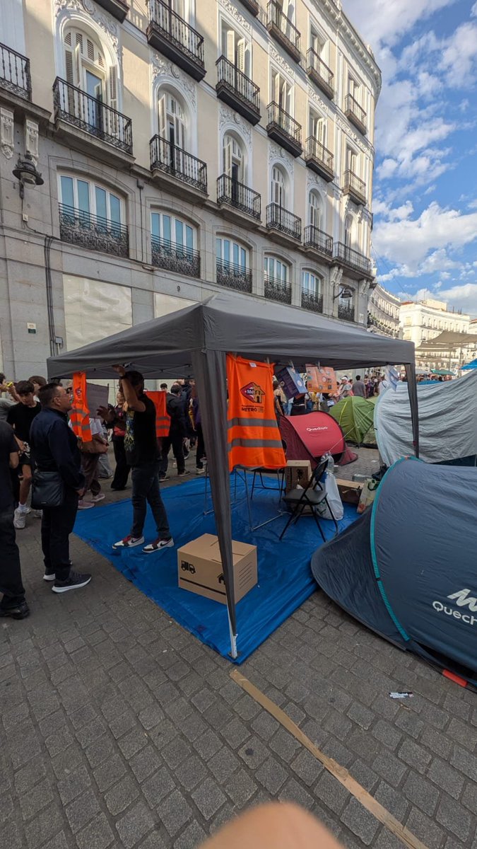 paml7b's tweet photo. 🟠 Estamos en la acampada de Sol, luchando por el derecho a la vivienda de tod@s y por las vidas de los #AfectadosMetro.

Siguen derribando nuestras casas y nuestro pueblo, mientras nos empujan a buscar alternativas en un mercado que no podemos pagar. #SolucionesYA https://t.co/oEScs3KQa7