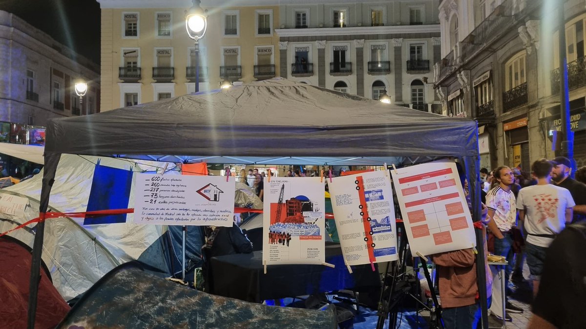 paml7b's tweet photo. 🟠 Estamos en la acampada de Sol, luchando por el derecho a la vivienda de tod@s y por las vidas de los #AfectadosMetro.

Siguen derribando nuestras casas y nuestro pueblo, mientras nos empujan a buscar alternativas en un mercado que no podemos pagar. #SolucionesYA https://t.co/oEScs3KQa7