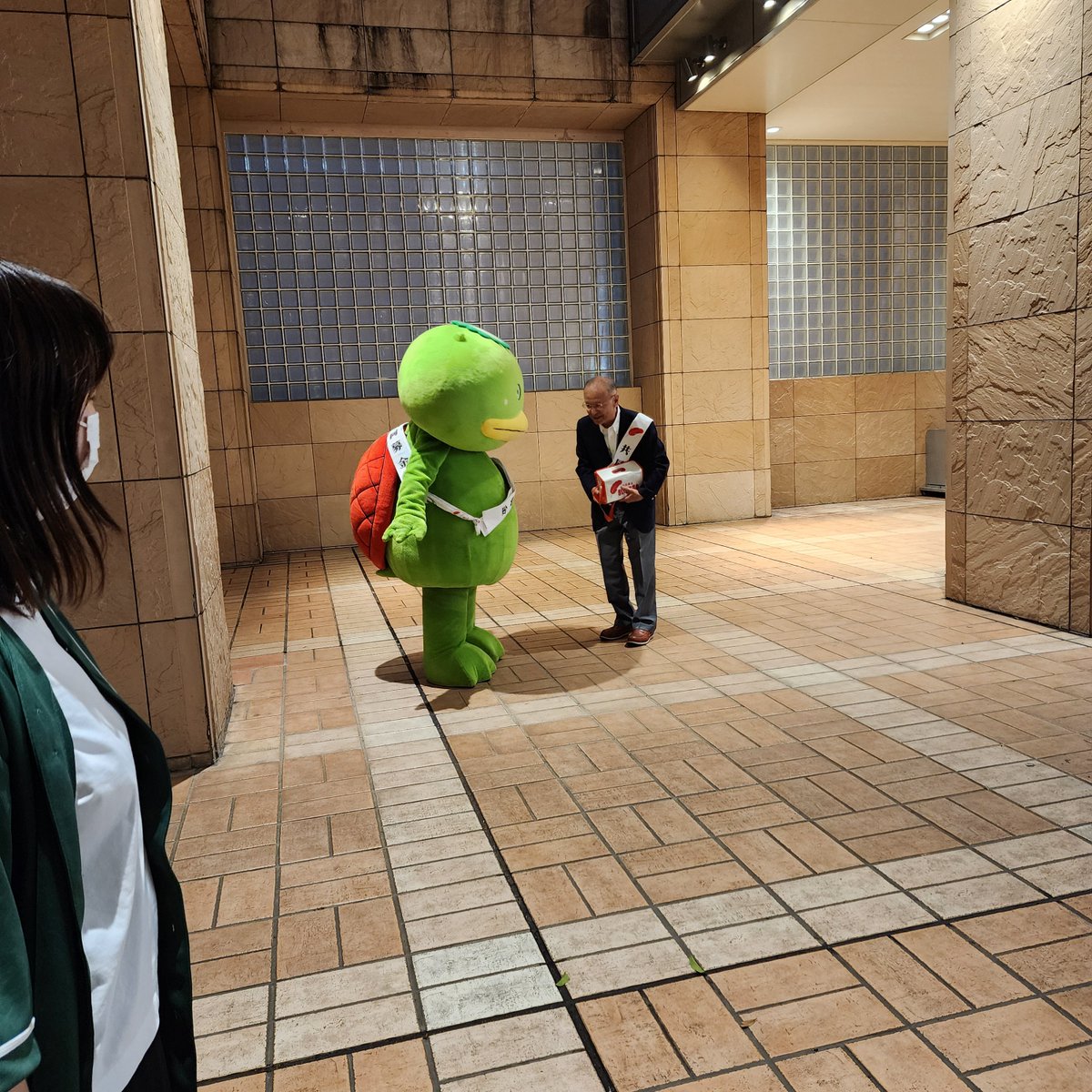 wampenkeko's tweet photo. 集めた募金箱をお渡しする
#志木社協会長とカパル https://t.co/jljAL7xL4K