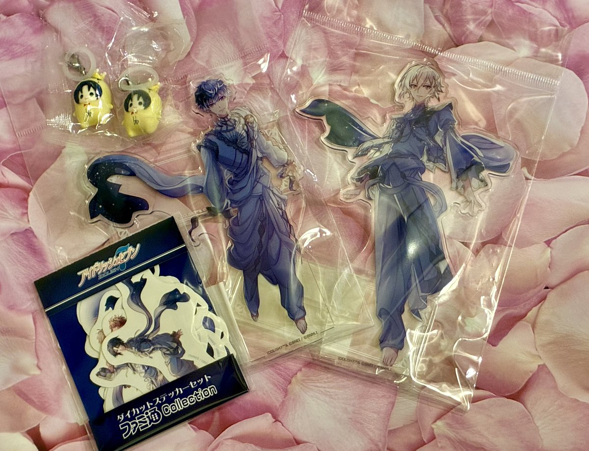 suou_iroiro's tweet photo. アニメイトに予約していた分を引き取りに行ってきた〜
あとはやっとガチャ王様プリンと一緒verの①を見つけたのに2回まわしていおりん2個で品切れ(・Д・)
たまちゃんとそうちゃん並べたかった…
#アイナナ https://t.co/DdfiaF63VY