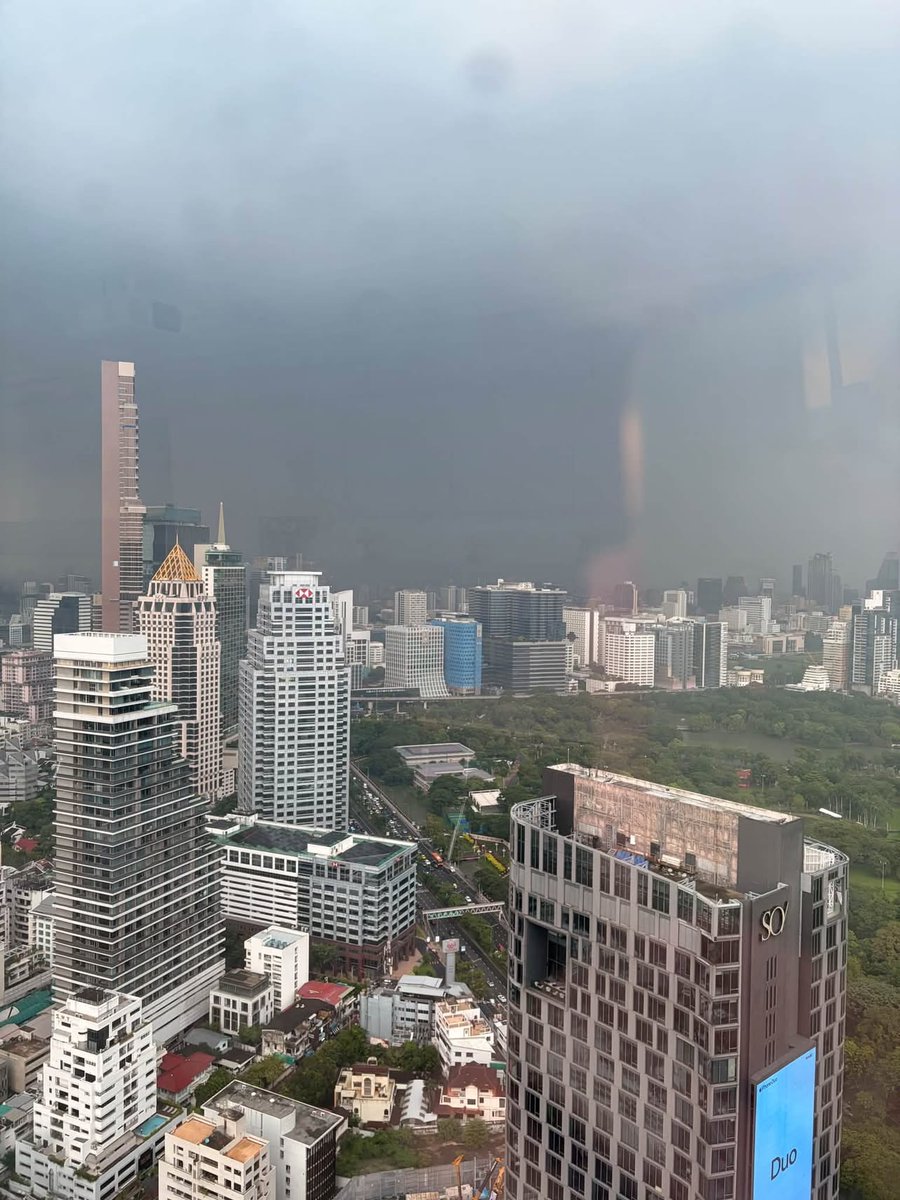 Wow_2569's tweet photo. 16:00ทั้งฝนทั้งฟ้าลงอย่างหนักเลย
น้ำกำลังแห้งเลย…พึ่งได้ใช้ชีวิตเอง🥺🥺

#ฝนตกหนัก 
#ฝนถล่มกรุง https://t.co/GuQmr1afYa