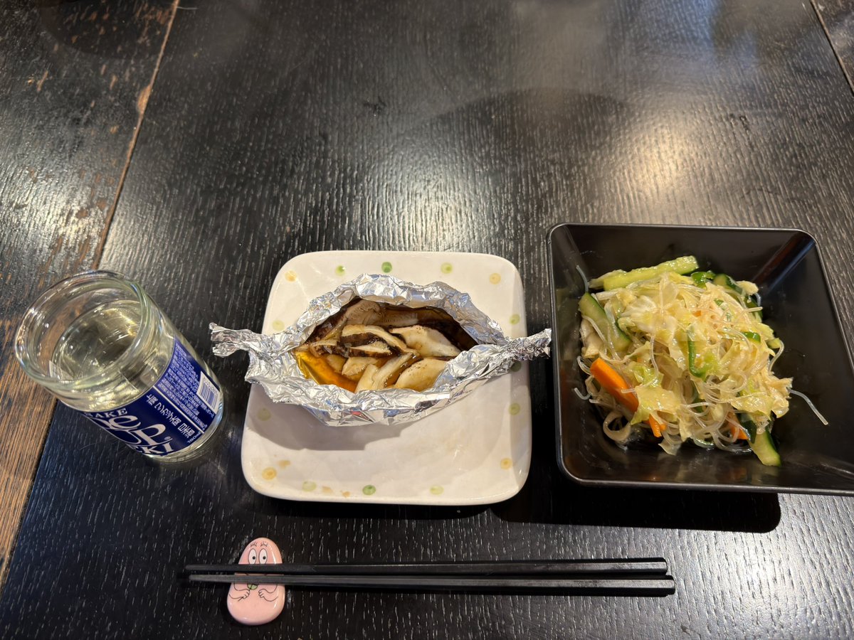 lbh53nho's tweet photo. #宅飲み 

本日は頂き物の松茸を酒蒸し焼きにして、春雨サラダで始めております🍶
酒蒸し焼きに使ったワンカップ、もったいないのでそのまま熱燗で🥂
いや〜合うね〜🤤 https://t.co/E5OTjzwRK2