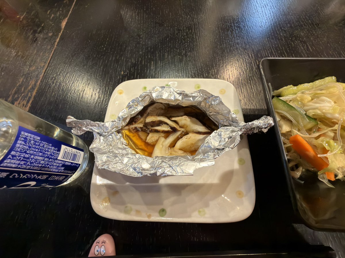 lbh53nho's tweet photo. #宅飲み 

本日は頂き物の松茸を酒蒸し焼きにして、春雨サラダで始めております🍶
酒蒸し焼きに使ったワンカップ、もったいないのでそのまま熱燗で🥂
いや〜合うね〜🤤 https://t.co/E5OTjzwRK2