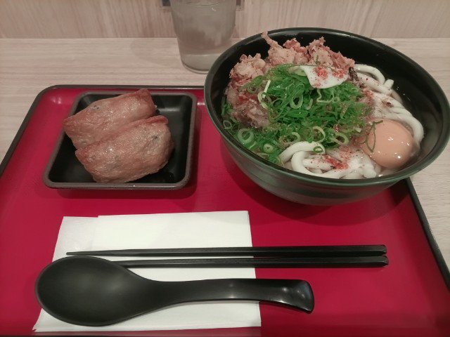 00shiki00_00's tweet photo. クワッ‼️ジョリーパスタなう…駅前麺家のかき揚げうどん生玉子TPお稲荷さん2個追加❗️やけに粉っぽいかき揚げだなヲイwww月見にしなくちゃ食えたもんじゃねぇなコレ💦
#晩メッシャー https://t.co/ExUsRz5tUN