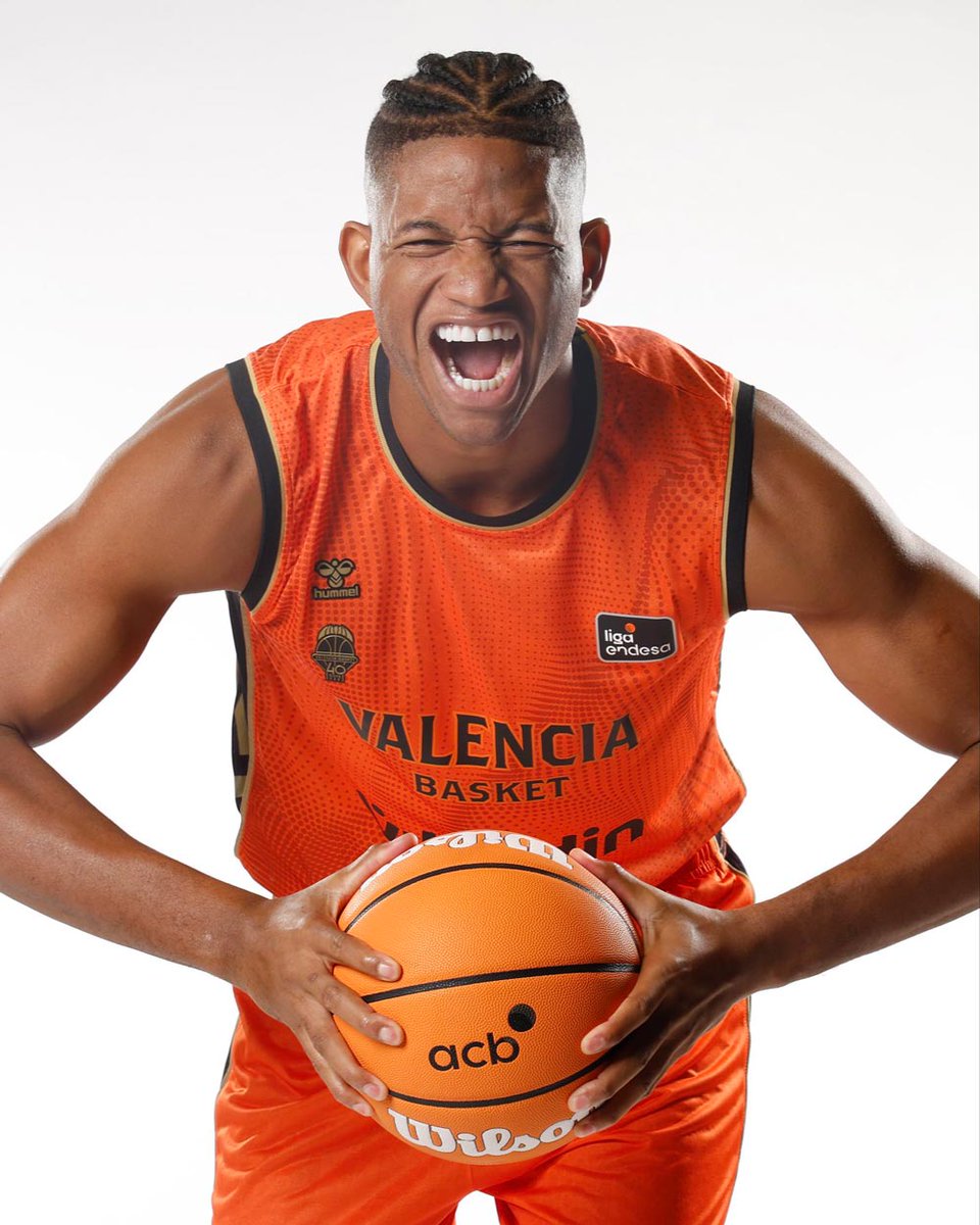 SuperManagerACB's tweet photo. 🔒🤝 Jasiel Rivero extendió su vinculación con el @valenciabasket y permanecerá toda la temporada 2026-27 en la disciplina taronja. 🍊
Viejo conocido que se queda en la @ACBCOM y el #SuperManagerACB. 🤟 https://t.co/sP1cB9TgRB