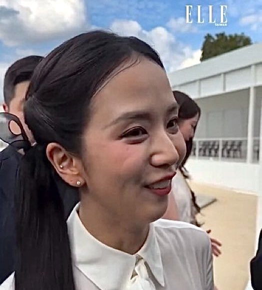 ciaxos's tweet photo. Jisoo lost over 100K followers after her embarrassing appearance at the Dior show 😭 https://t.co/J07wV4pCfe