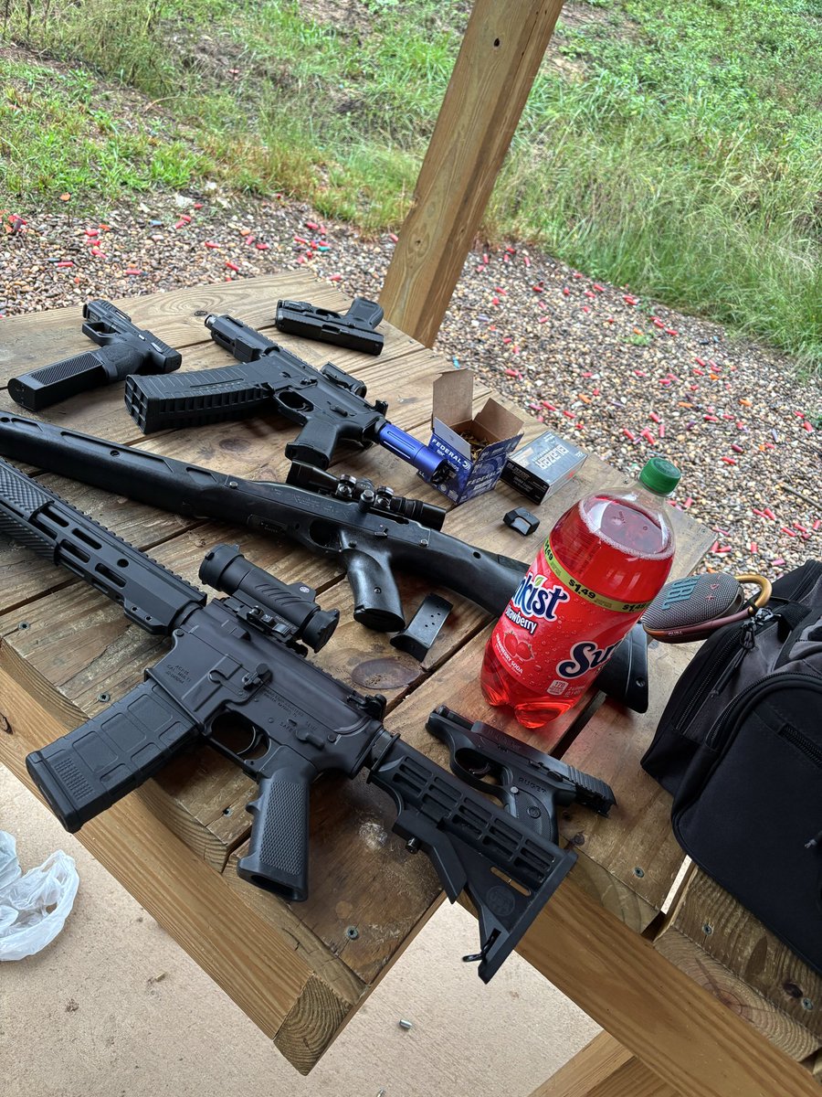 NevaGuns's tweet photo. show Neva a pole punk

.gg/neva 

#neva #guns #gunrange #firearms #getlow #fortnite https://t.co/JdztYoqsoW