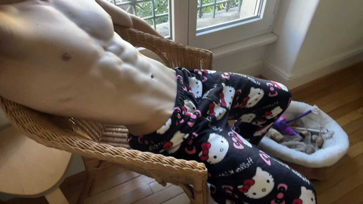 thechaosmenace's tweet photo. what  do  wizards  think  of  hello  kitty ? https://t.co/N0H2zT7KIT