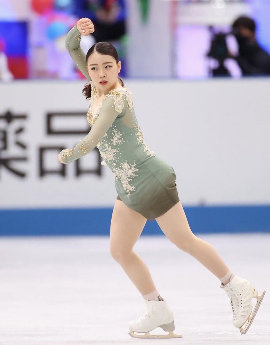 papiyonkun2's tweet photo. 紀平梨花さん、氷上だと妖精のように見えるけど、地上だとムチムチの恵体すぎると話題にwww https://t.co/tFl9EmMWah