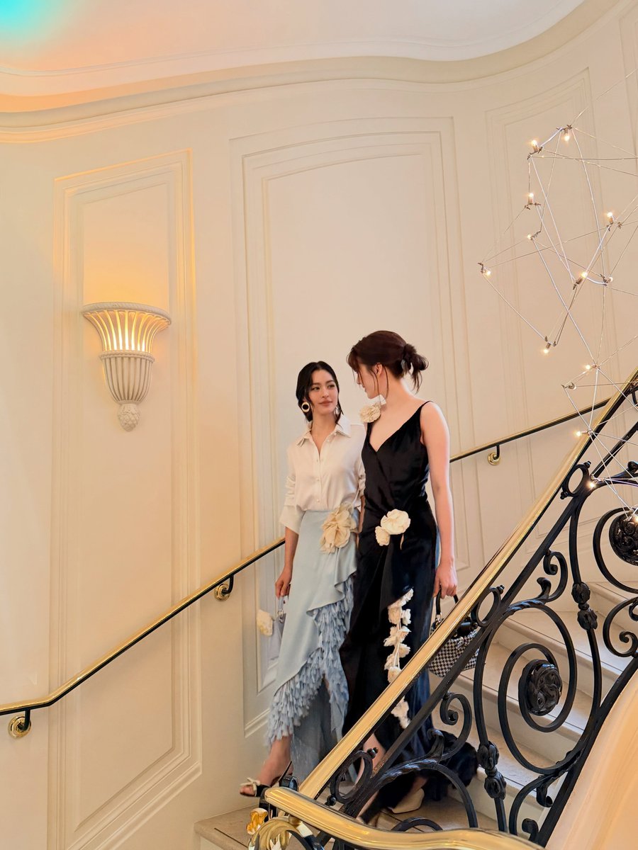 LingOrm_BH's tweet photo. Where Dior elegance meets a sweet little love. 🥰💕✨️

Cr. ig: bookypimploy 

#LinglingKwong #OrmKornnaphat
#LingOrmDiorSummer27 #LingOrm
#Dior #DiorSummer27 #PFW https://t.co/7MoKMFiftx