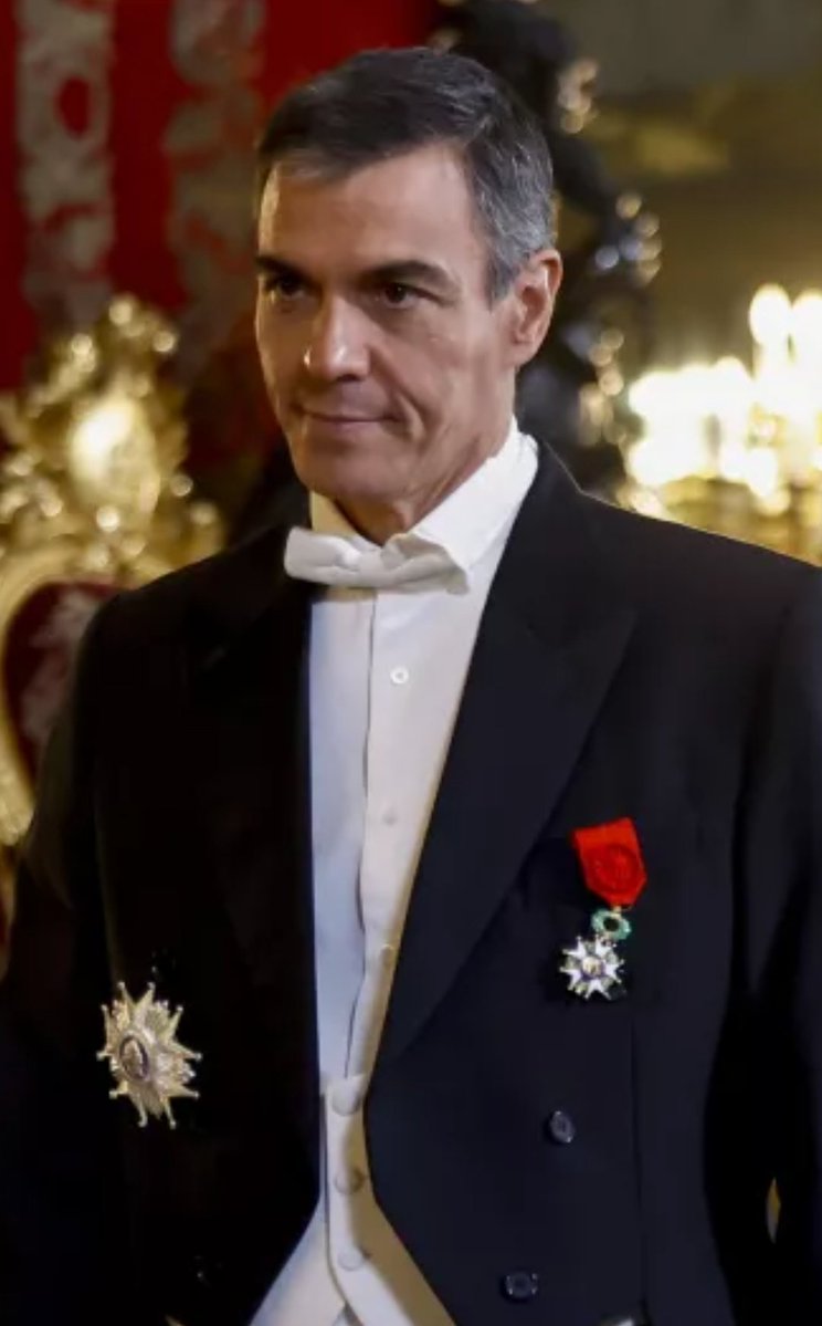 Thomy200261's tweet photo. Cateto a estribor.
Ni colocarse una condecoración sabe. Para q son esos miles de asesores q pagamos todos los españoles?.
La medalla de la izquierda en un frac se luce en miniatura sobre el ojal de la solapa, y la Gran Cruz que luce a la derecha se porta a la izquierda.
Ridículo. https://t.co/8pmTMt0jEx